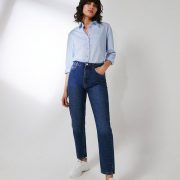 mom fit jeans, blue shirt and white trainers